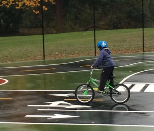 menino-parque de bicicletas